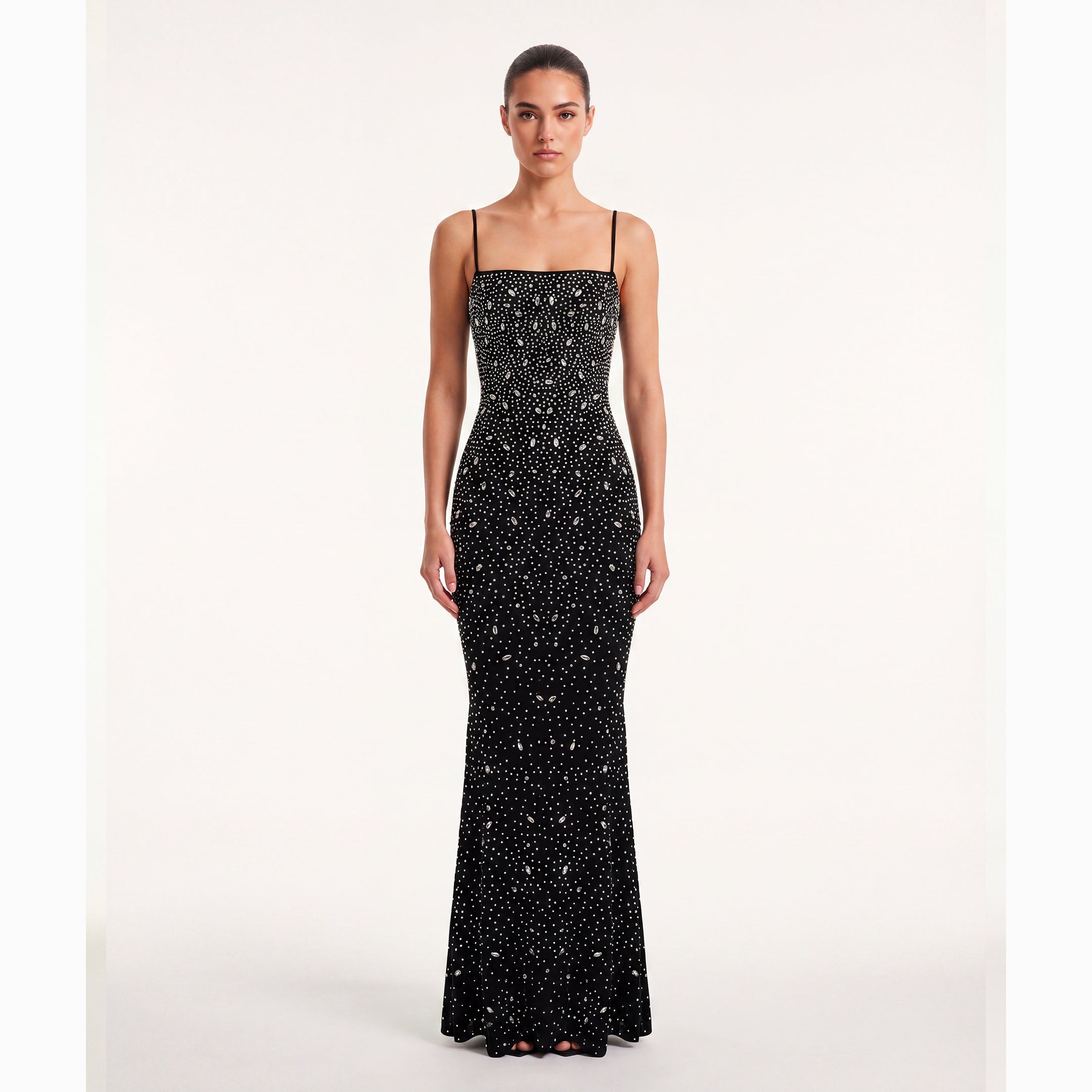 Abito lungo nero con cristalli e stringhe in mesh