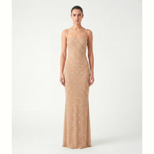 Abito lungo nude con cristalli e stringhe in mesh