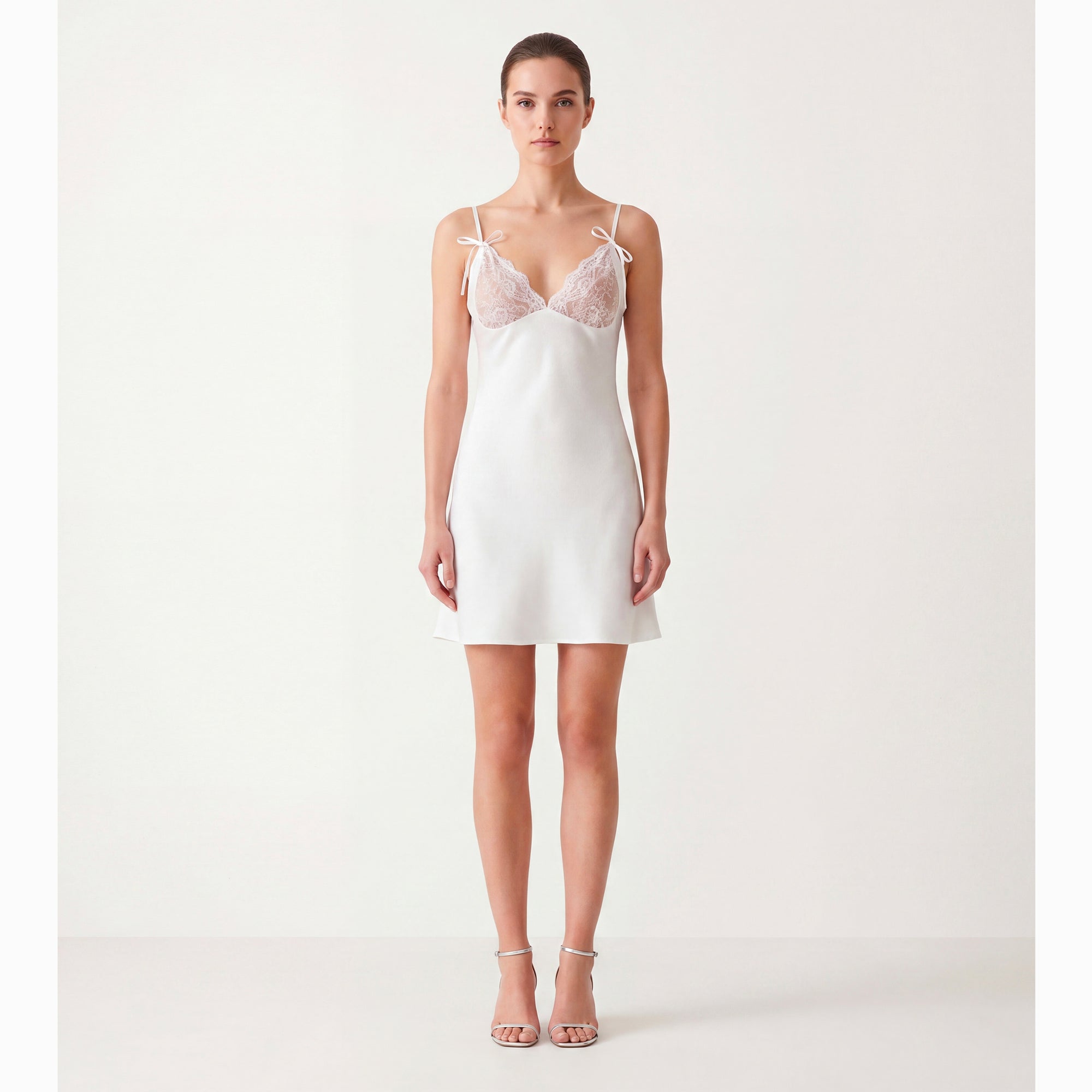 Mini abito lingerie bianco in pizzo e raso