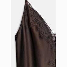 Abito midi lingerie marrone in raso e dettagli in pizzo